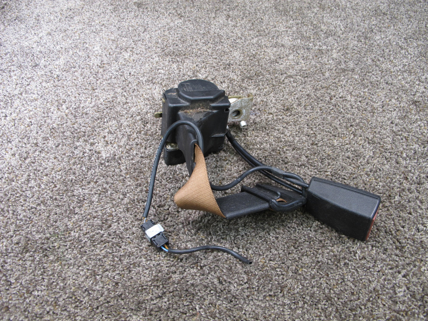 94-99 MERCEDES W140 S500 REAR CENTER SEATBELT RETRACTOR OEM