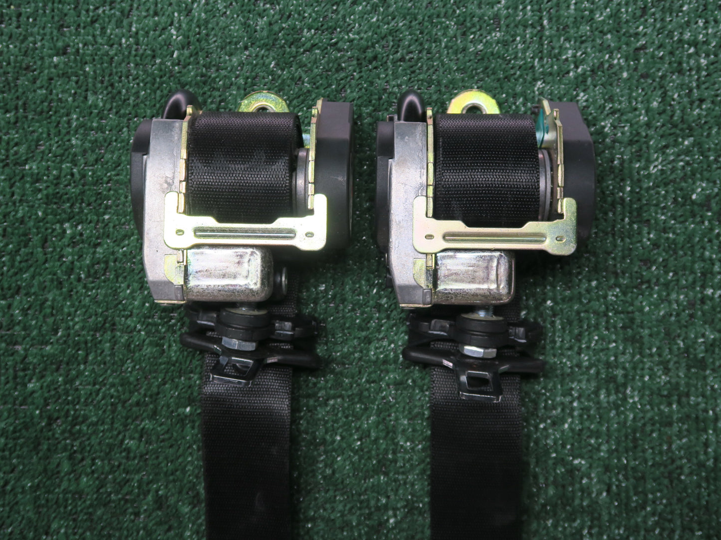 04-08 CHRYSLER CROSSFIRE FRONT LEFT & RIGHT SIDE SEATBELT RETRACTOR SET OEM