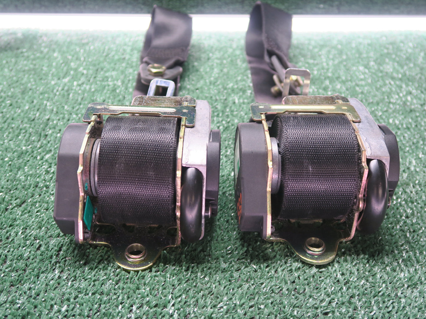 04-08 CHRYSLER CROSSFIRE FRONT LEFT & RIGHT SIDE SEATBELT RETRACTOR SET OEM