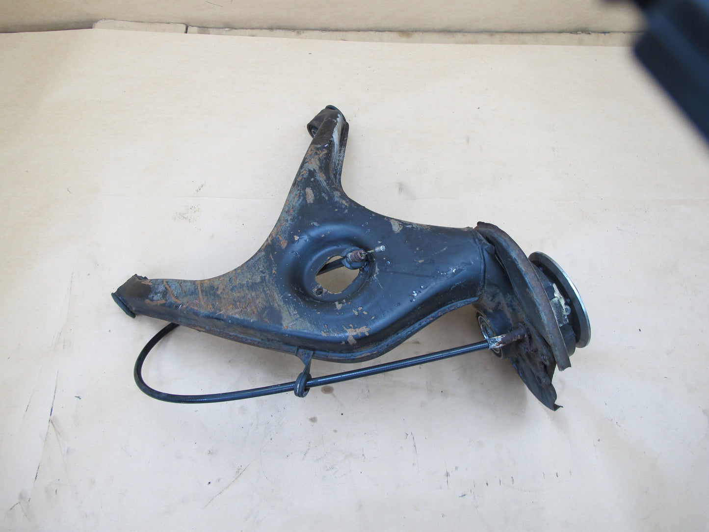 73-85 MERCEDES R107 REAR LEFT TRAILING ARM KNUCKLE WHEEL HUB BEARING OEM