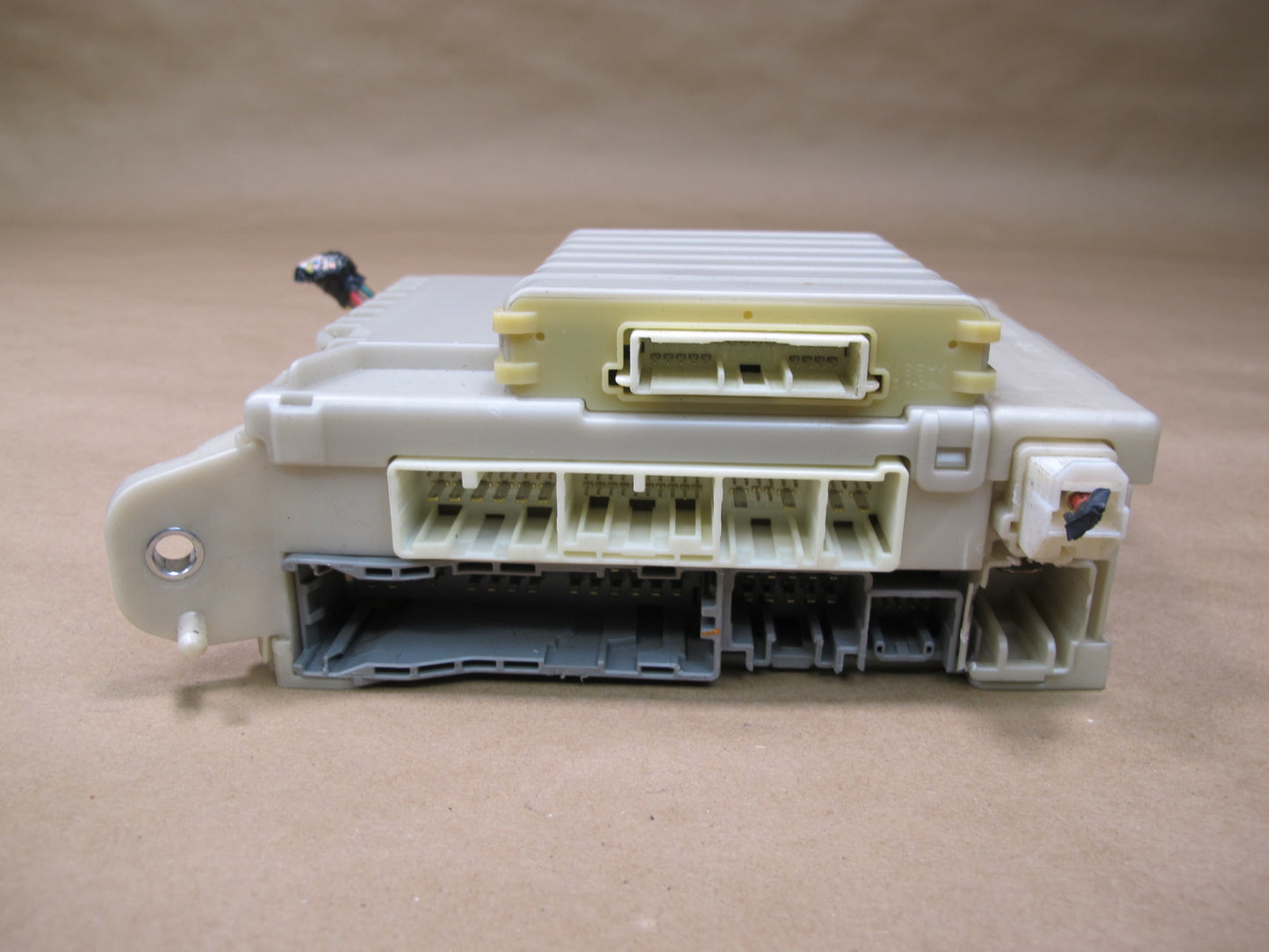 2010 LEXUS IS250 IS350 POWER JUNCTION FUSE RELAY BOX 82672-53150 OEM