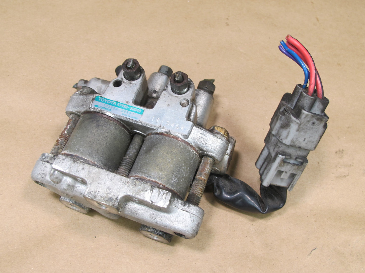 95-96 LEXUS UCF20 LS400 BRAKE TRACTION ACTUATOR MODULE 47990-50040 OEM