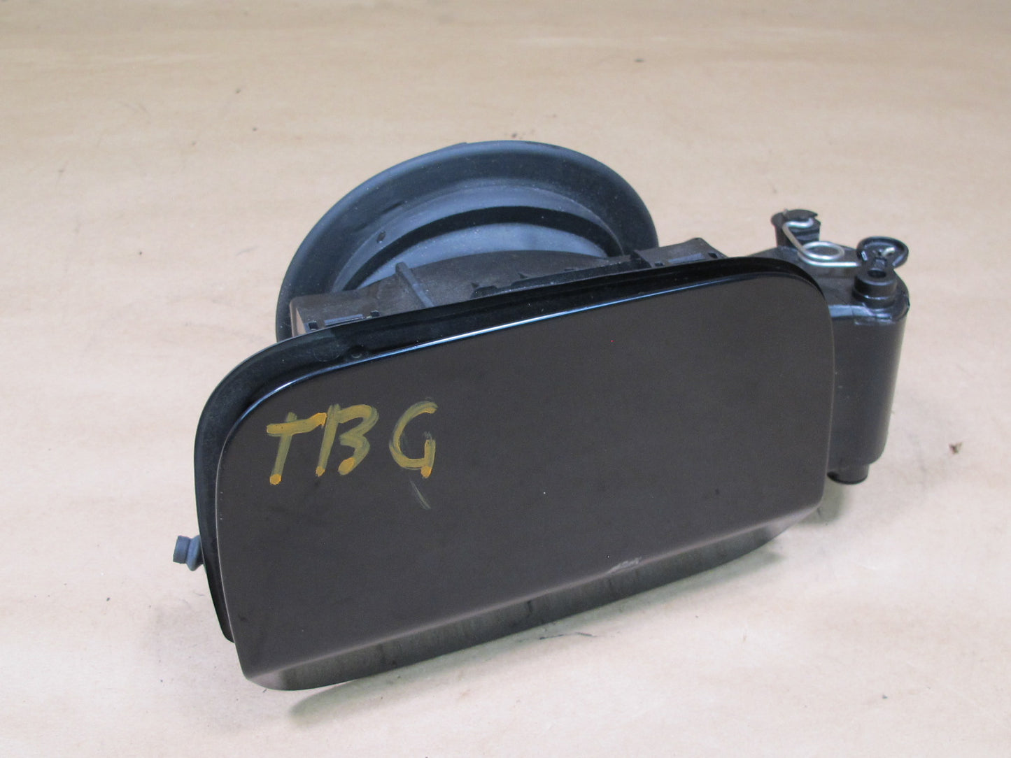07-11 BMW E90 E91 E92 E93 FUEL DOOR LID COVER W HINGE 7117982 OEM