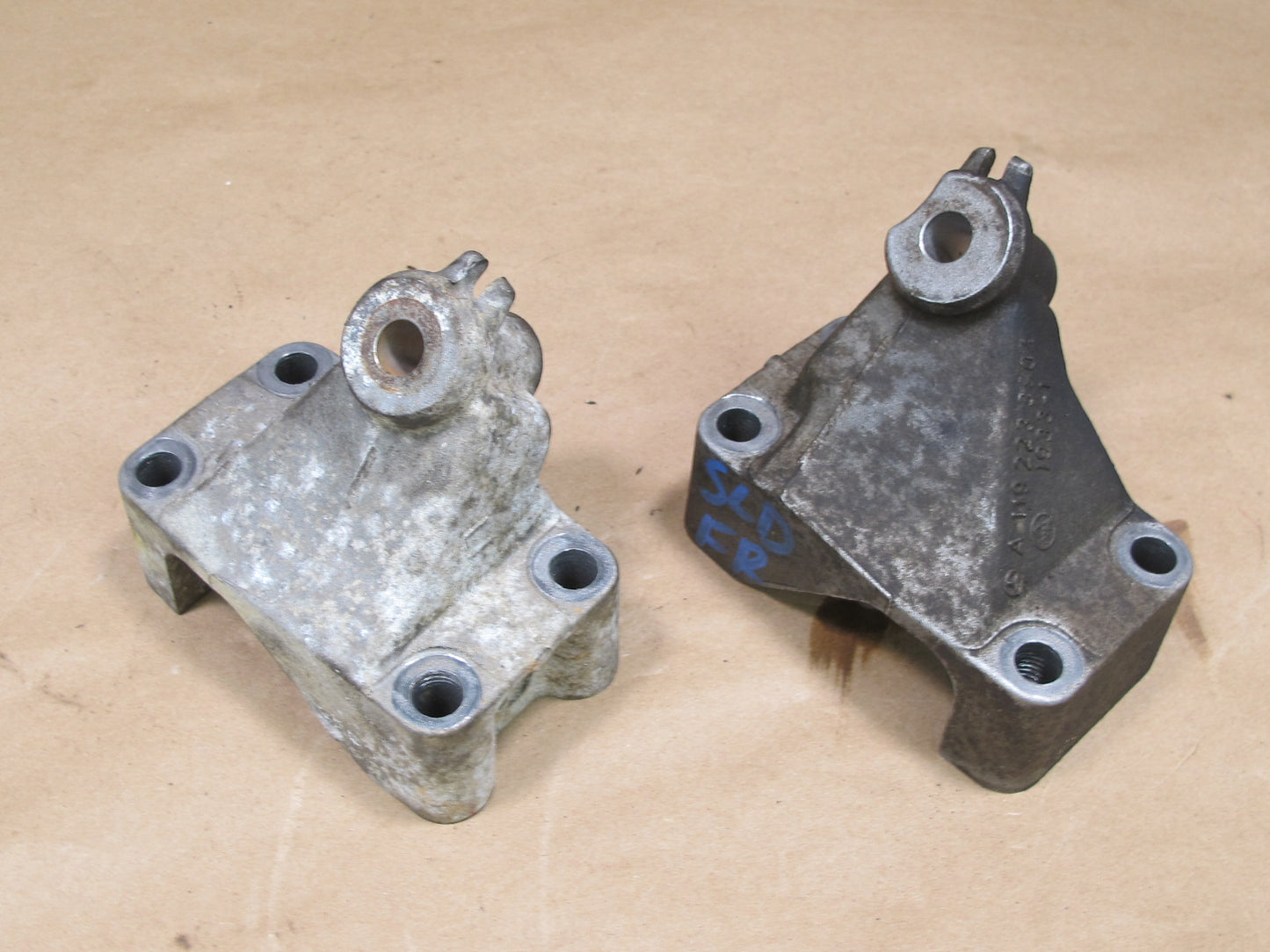94-98 Mercedes R129 SL500 M119 Set of 2 Left & Right Engine Motor Mount OEM