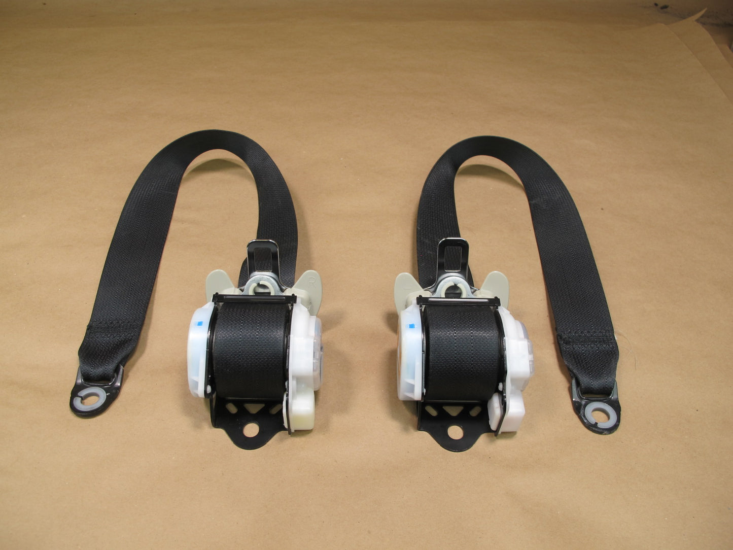 11-17 INFINITI QX56 QX80 REAR RIGHT & LEFT SIDE SEATBELT RETRACTOR SET OEM