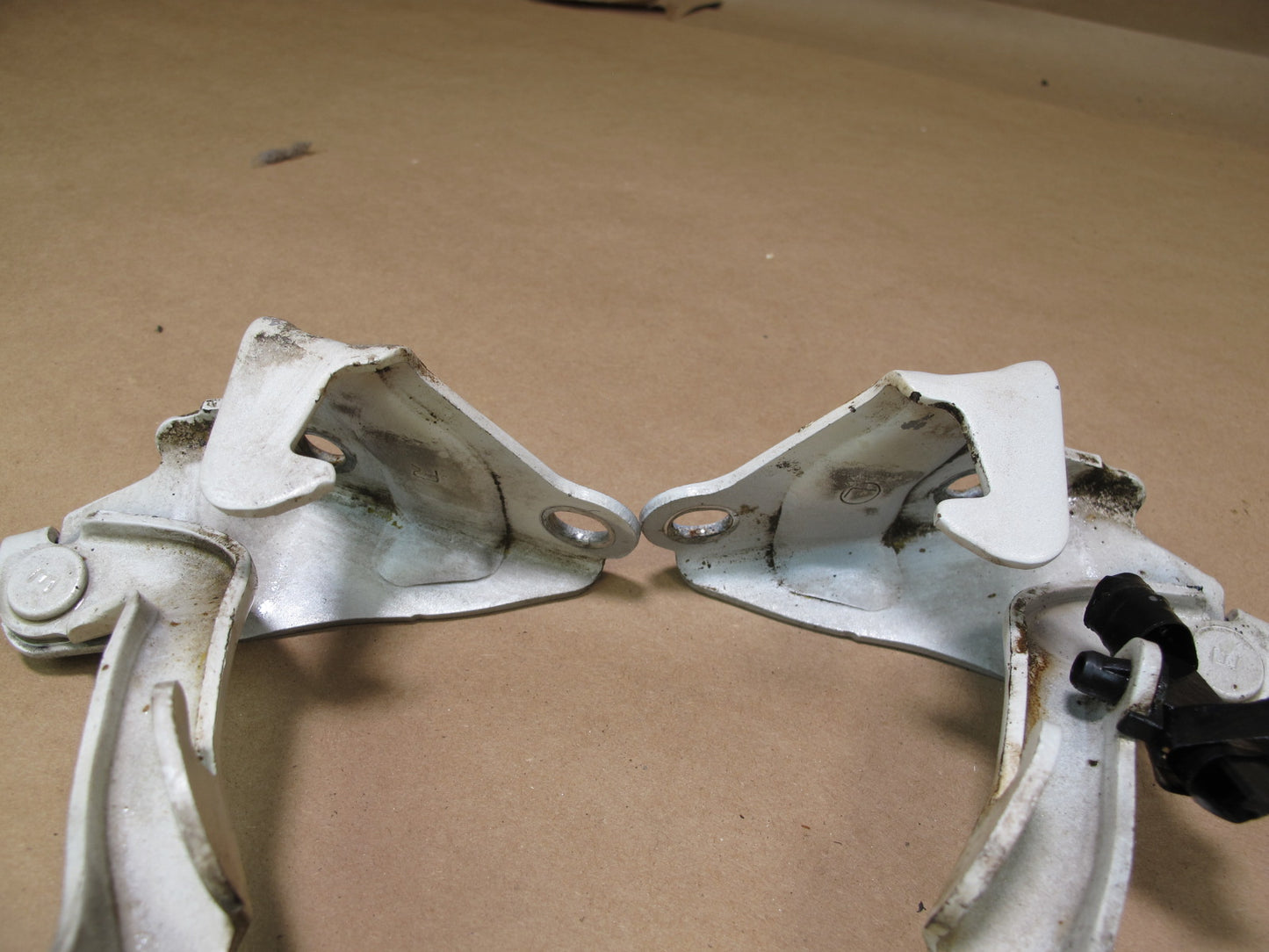 01-06 Lexus UCF30L LS430 Set of 2 Front Left & Right Hood Hinge OEM