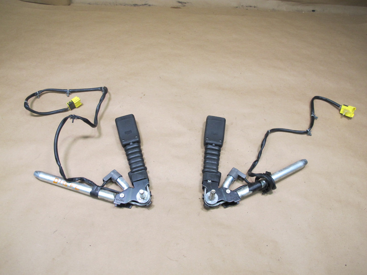 11-17 INFINITI QX56 QX80 FRONT LEFT & RIGHT SIDE SEATBELT BUCKLE SET OEM