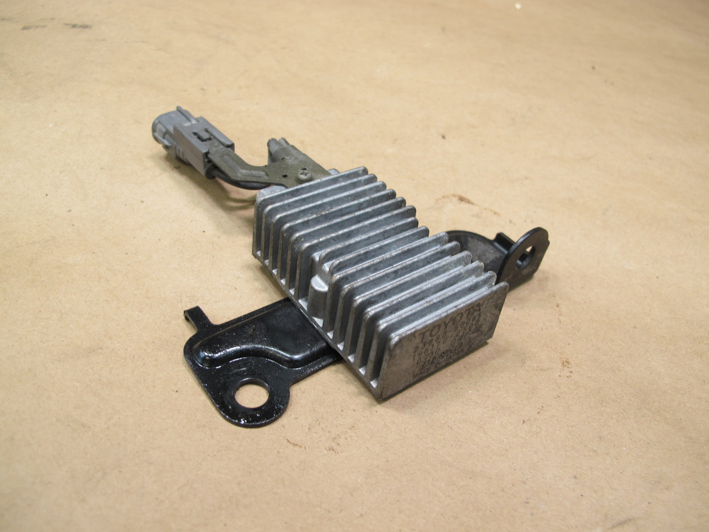 1998-2007 Lexus UZJ100L LX470 Fuel Pump Resistor Module 23080-50061
