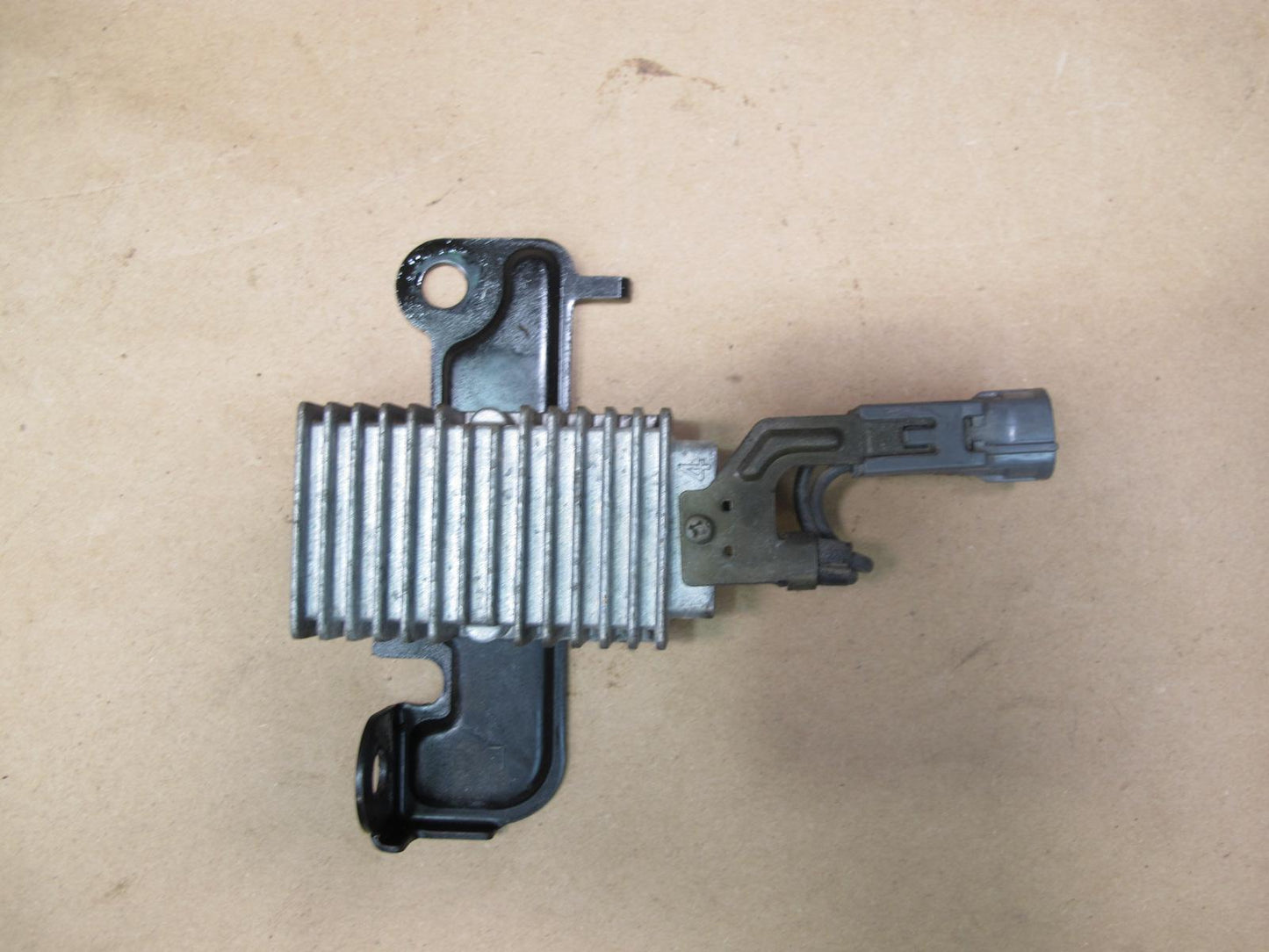 1998-2007 Lexus UZJ100L LX470 Fuel Pump Resistor Module 23080-50061