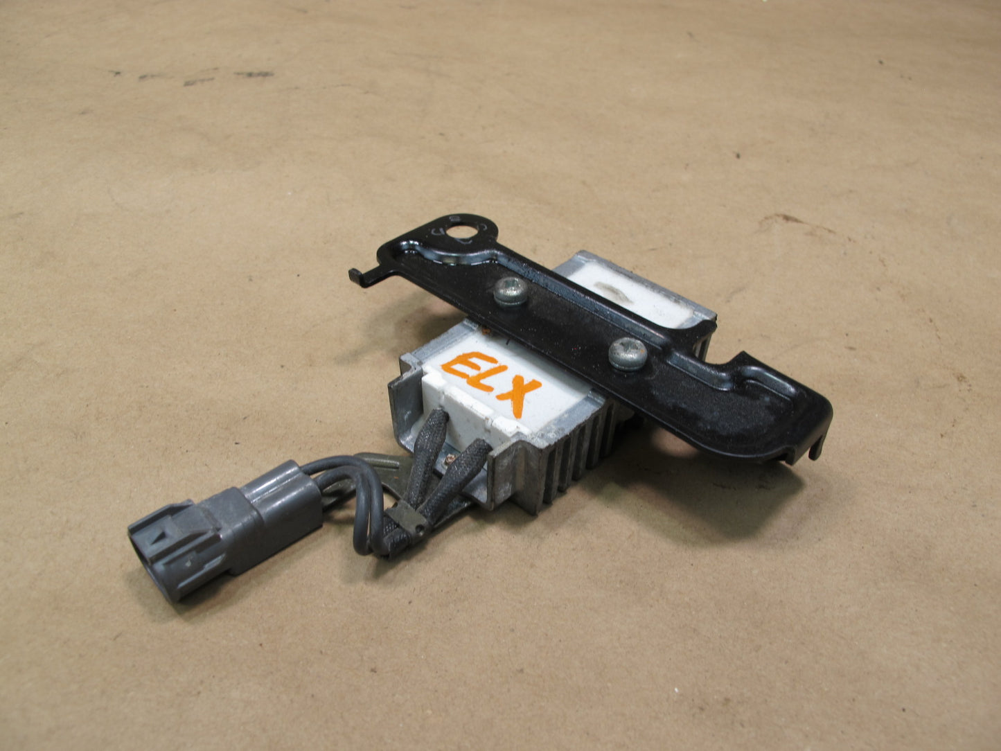 1998-2007 Lexus UZJ100L LX470 Fuel Pump Resistor Module 23080-50061
