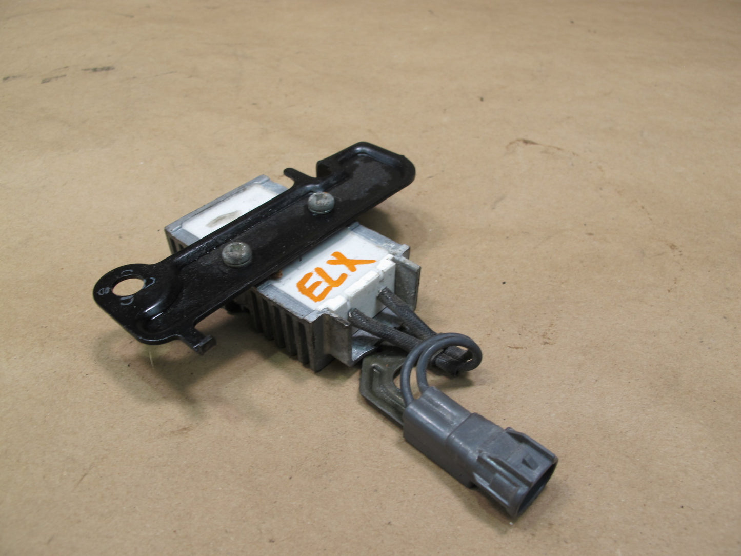 1998-2007 Lexus UZJ100L LX470 Fuel Pump Resistor Module 23080-50061