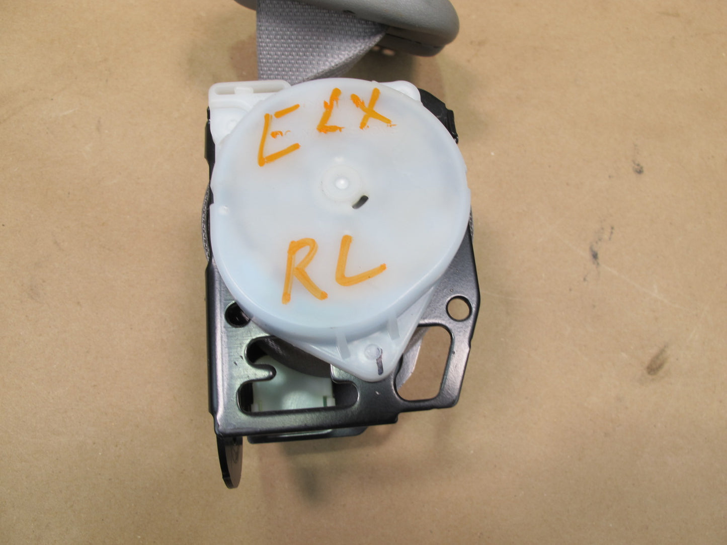 03-05 LEXUS LX470 REAR 2ND ROW RIGHT & LEFT SIDE SEATBELT RETRACTOR SET OEM