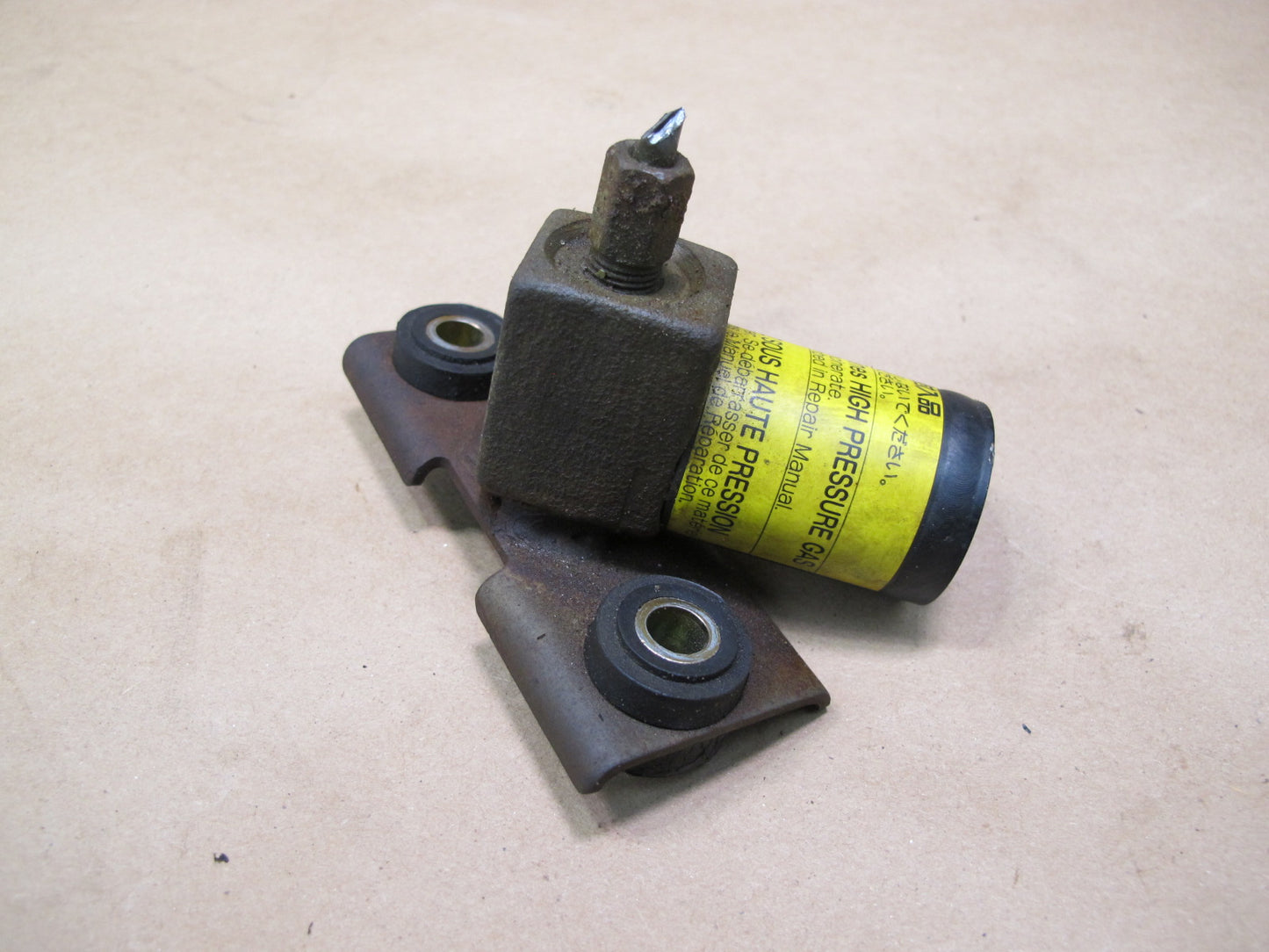2003-2007 Lexus UZJ100L LX470 Height Control Pressure Accumulator