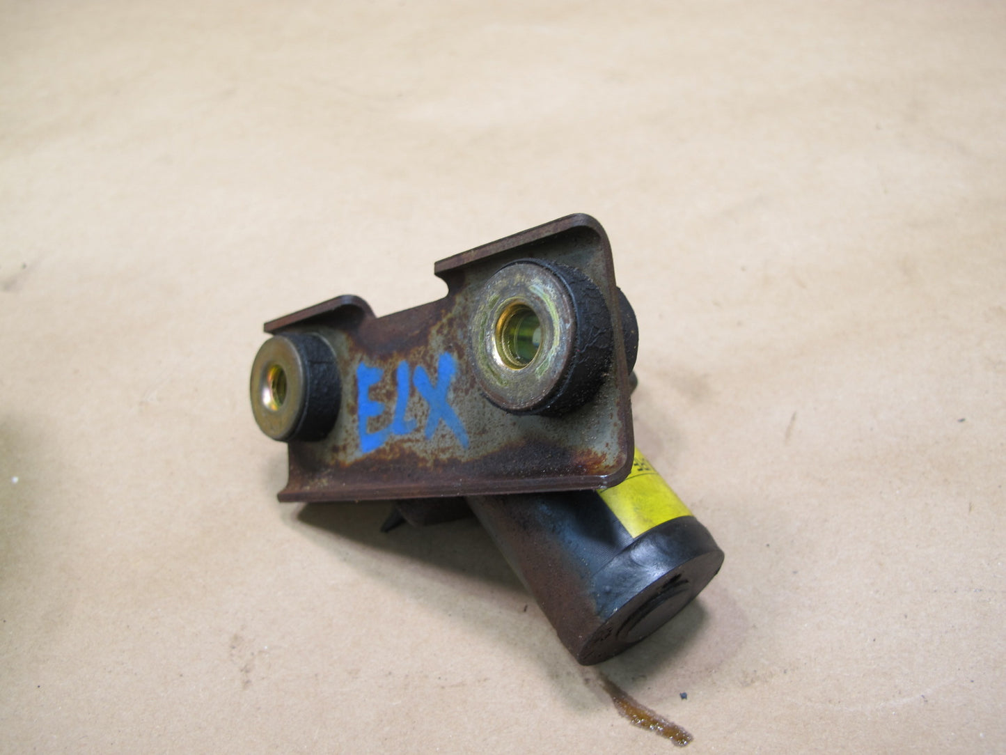 2003-2007 Lexus UZJ100L LX470 Height Control Pressure Accumulator