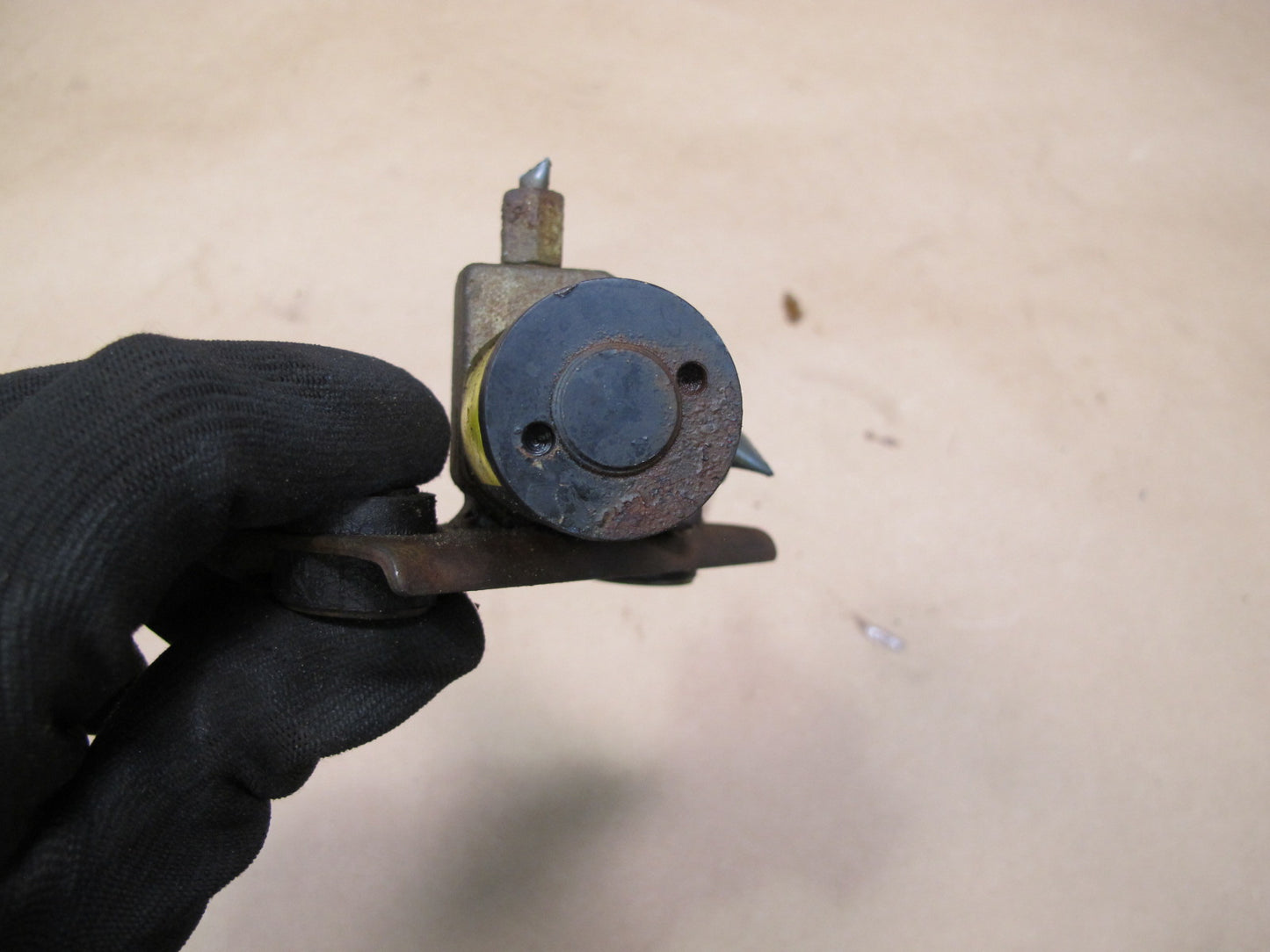2003-2007 Lexus UZJ100L LX470 Height Control Pressure Accumulator