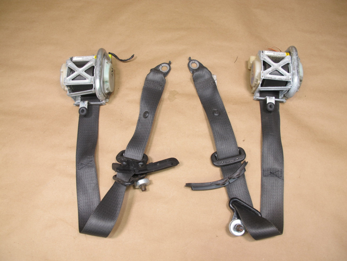 06-09 PONTIAC SOLSTICE FRONT RIGHT & LEFT SIDE SEATBELT RETRACTOR SET OEM