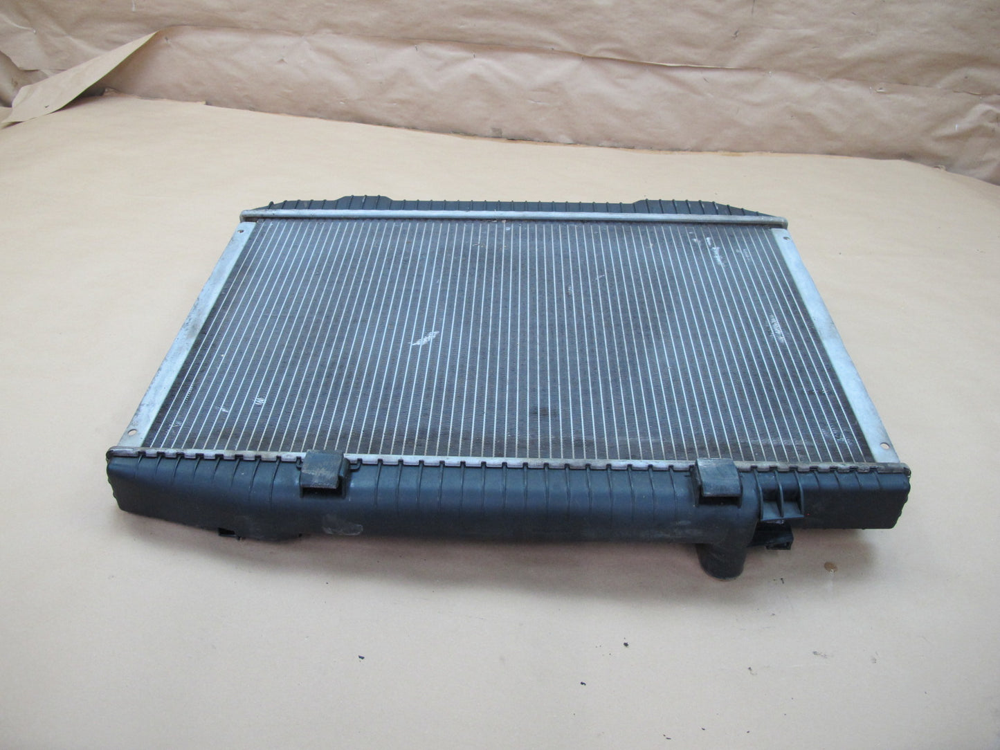 86-89 Mercedes W126 560SL 560SEC 560SEL M117 Engine Cooling Radiator OEM