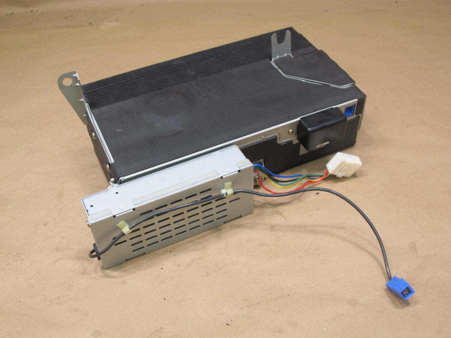 98-00 Lexus LS400 Pioneer 6 Disc CD Changer With Magazine 86270-50130 OEM