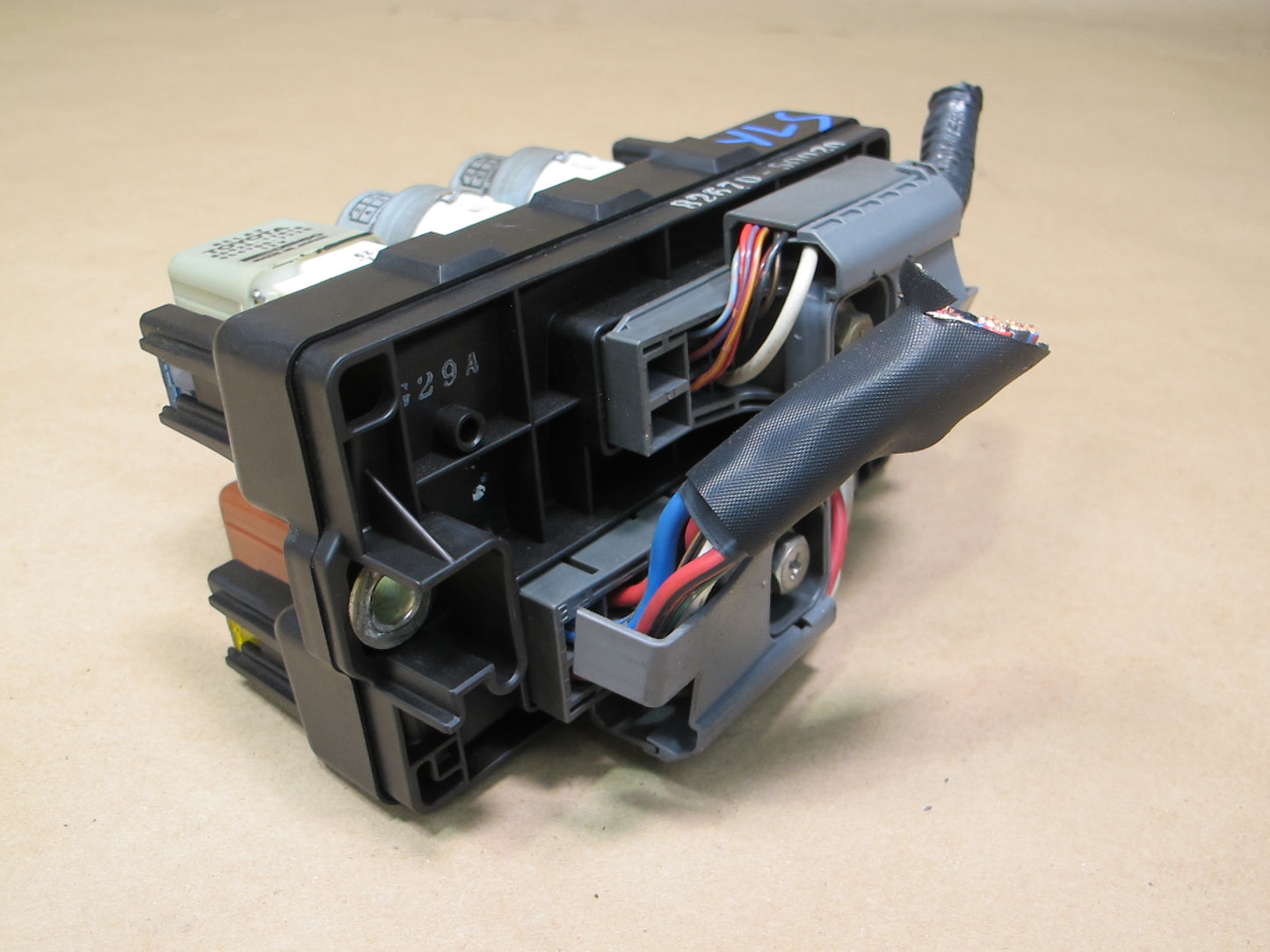 90-94 Lexus UCF10 LS400 Engine Bay Fuse Relay Box Module 82670-50020 OEM