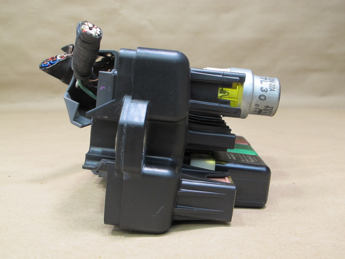 90-94 Lexus UCF10 LS400 Engine Bay Fuse Relay Box Module 82670-50020 OEM
