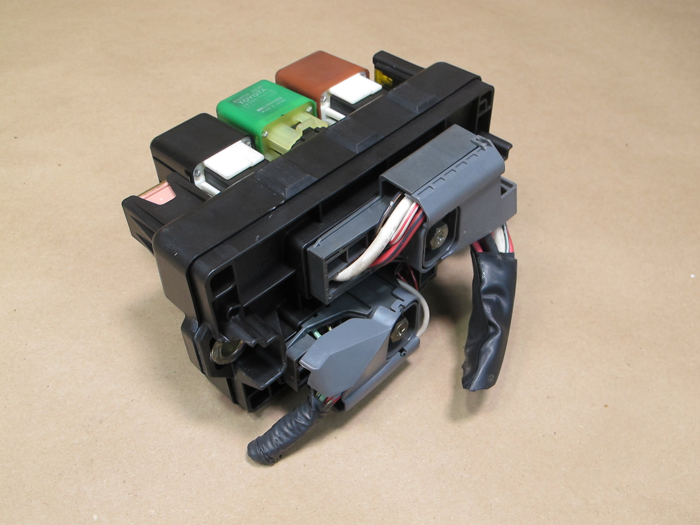 90-94 Lexus UCF10 LS400 Engine Bay Fuse Relay Box Module 82670-50020 OEM