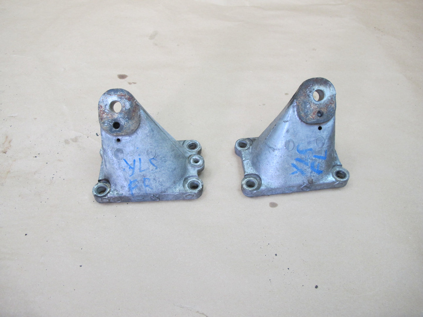 90-00 Lexus LS400 Set of 2 Front Right & Left Engine Motor Mount Bracket OEM