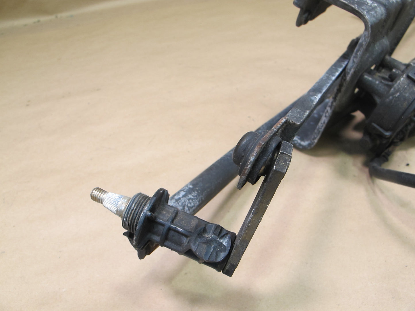 03-06 Dodge Sprinter Wiper Transmission Linkage w Motor 3397020383 OEM