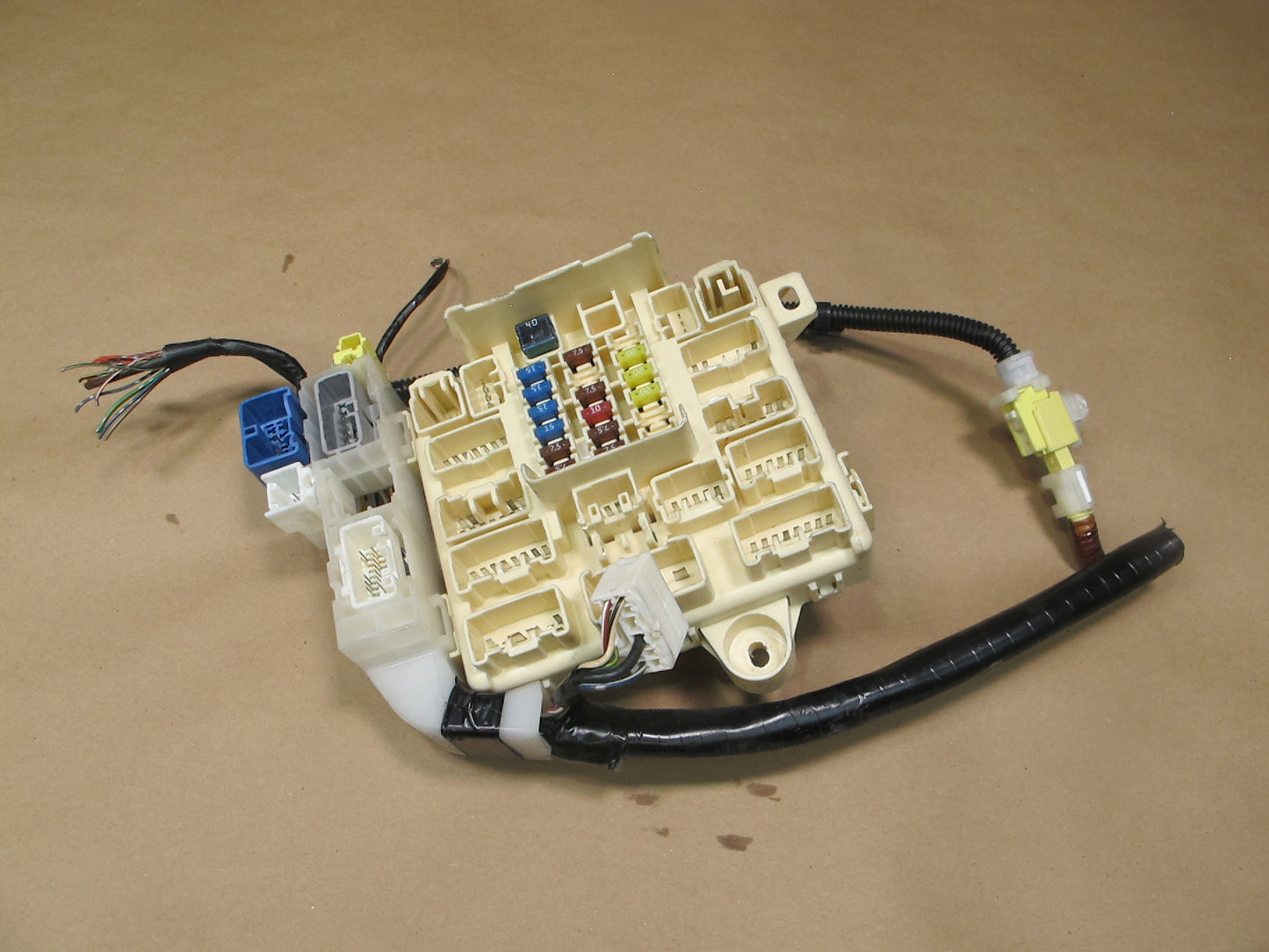 02-05 Lexus JCE10 IS300 Right Junction Fuse Relay Box Module OEM