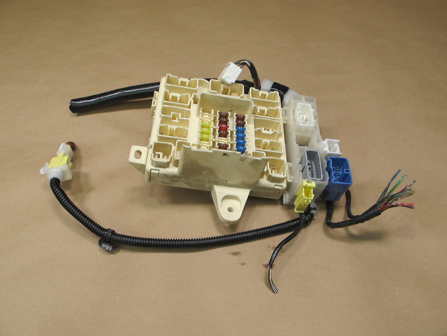 02-05 Lexus JCE10 IS300 Right Junction Fuse Relay Box Module OEM