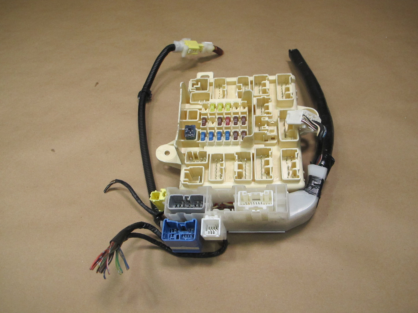 02-05 Lexus JCE10 IS300 Right Junction Fuse Relay Box Module OEM