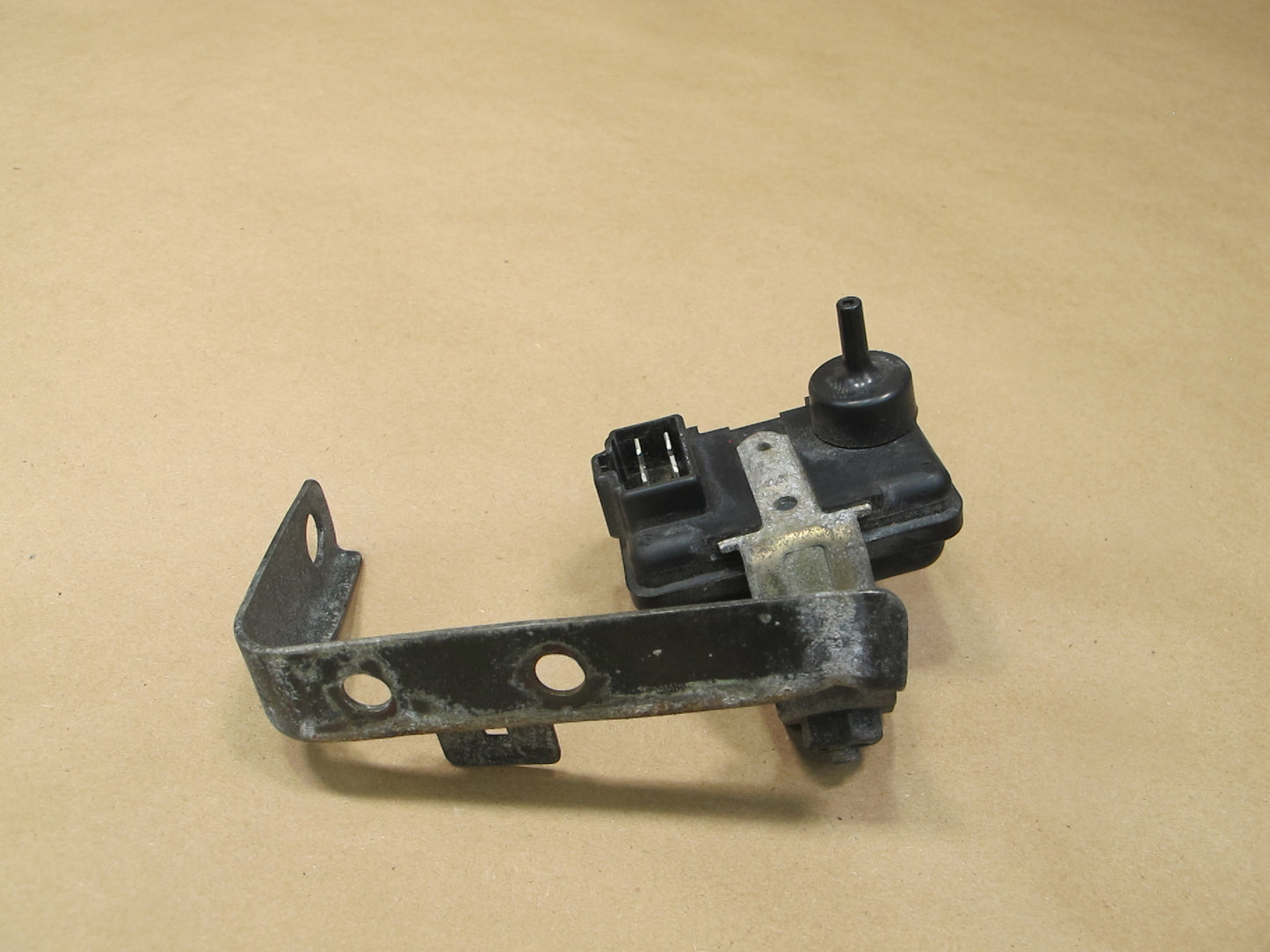 89-91 Mazda RX7 NA Intake Manifold Air Pressure Sensor w Bracket E1T12272 OEM