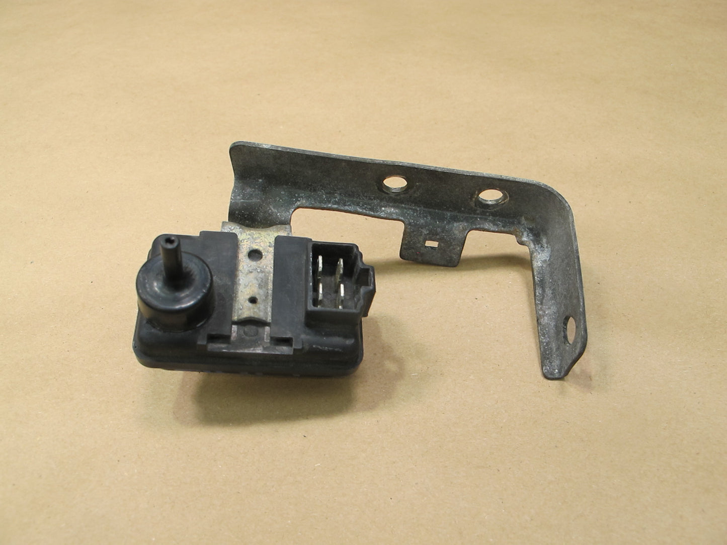 89-91 Mazda RX7 NA Intake Manifold Air Pressure Sensor w Bracket E1T12272 OEM