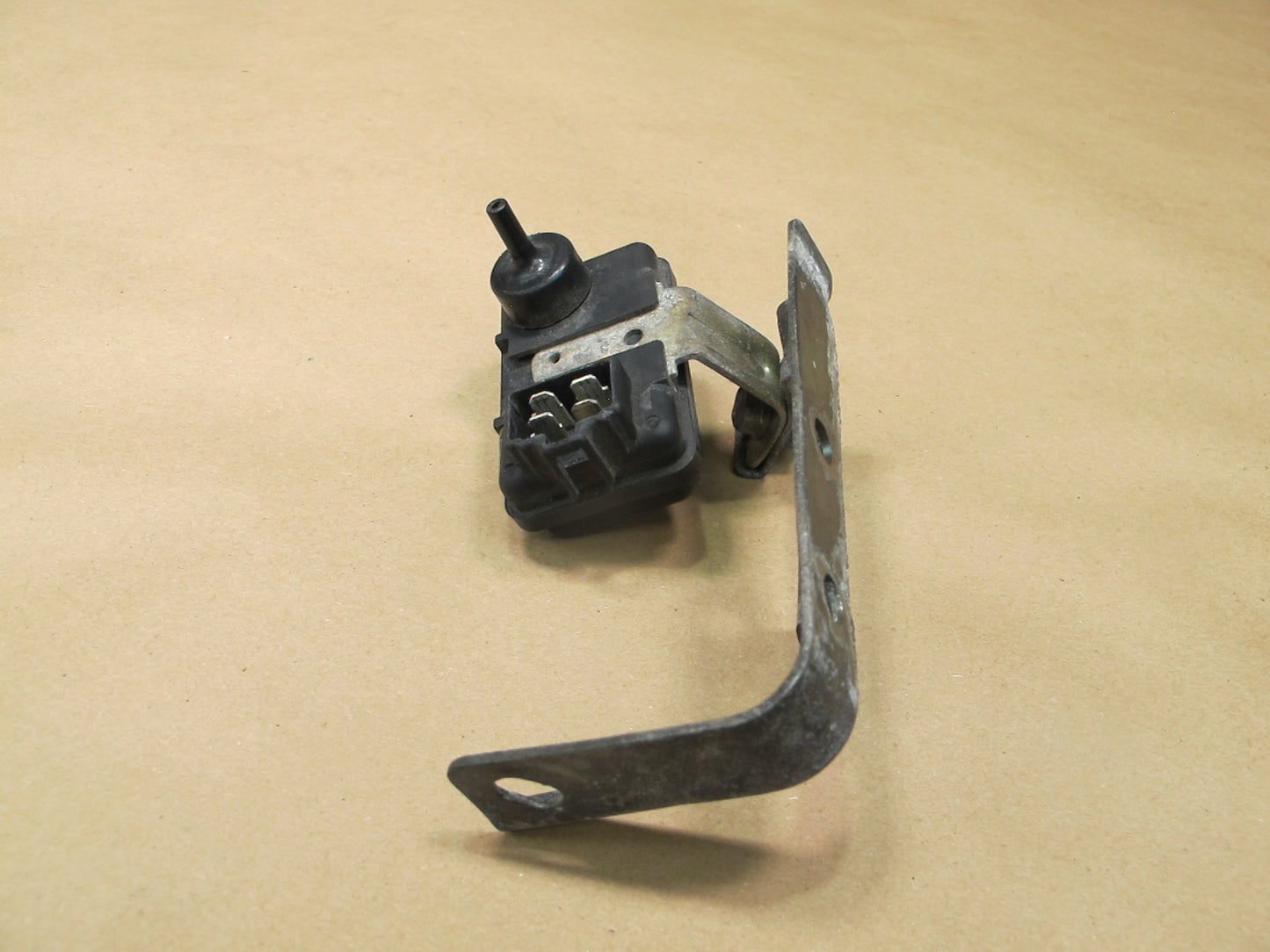 89-91 Mazda RX7 NA Intake Manifold Air Pressure Sensor w Bracket E1T12272 OEM