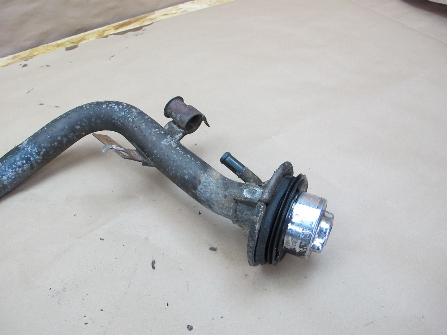 85-89 Nissan Z31 300ZX 2+0 NON Turbo Fuel Tank Filler Neck w Cap Cover OEM