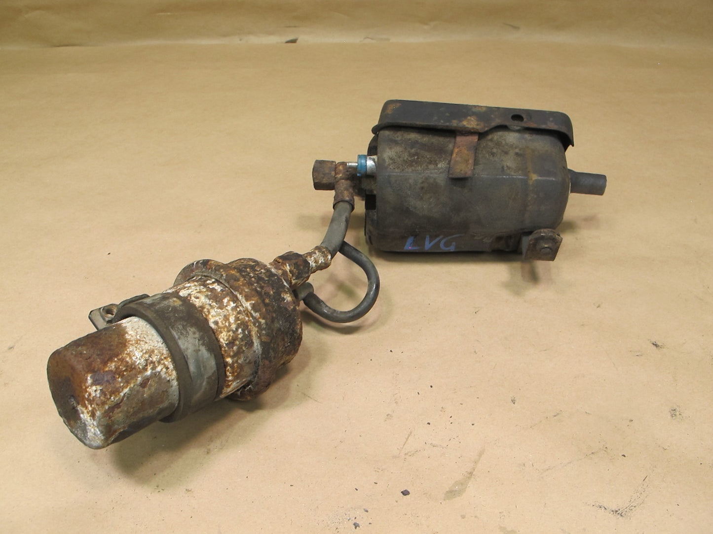 85-93 VW Cabriolet 1.8L Fuel Pump w Bracket & Fuel Accumulator Assembly OEM