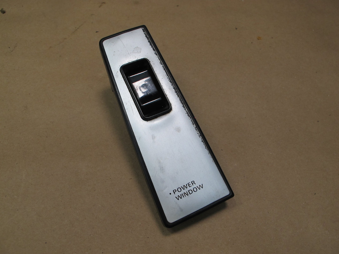 84-86 Nissan Z31 300ZX 2+0 Right Door Power Window Switch 25411-19P00 OEM