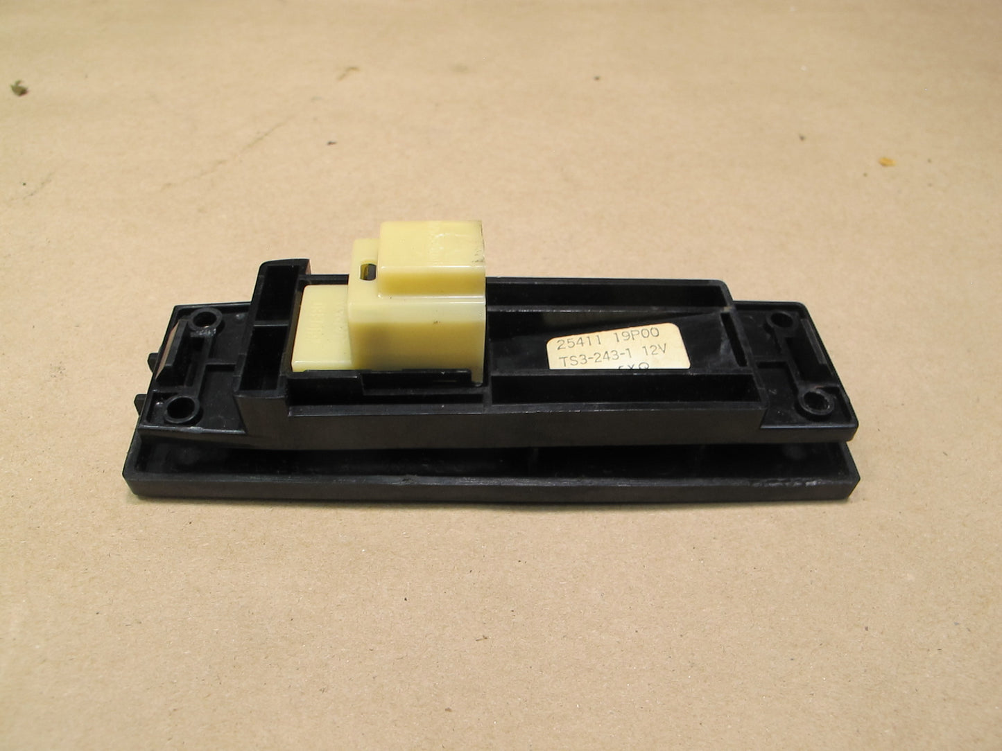 84-86 Nissan Z31 300ZX 2+0 Right Door Power Window Switch 25411-19P00 OEM