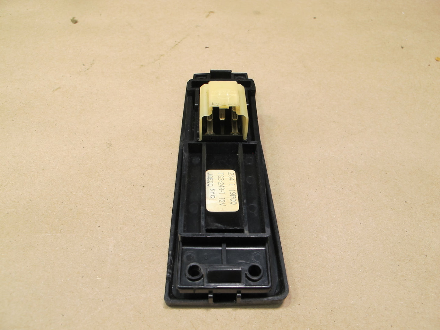 84-86 Nissan Z31 300ZX 2+0 Right Door Power Window Switch 25411-19P00 OEM