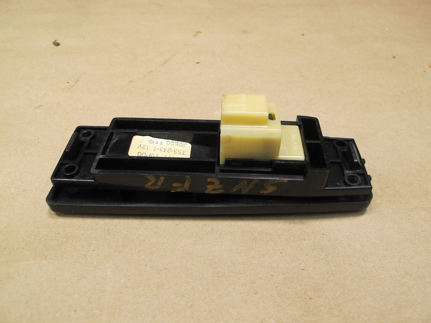 84-86 Nissan Z31 300ZX 2+0 Right Door Power Window Switch 25411-19P00 OEM