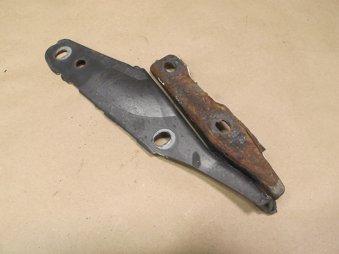 84-86 Nissan Z31 300ZX 2+0 NON Turbo Set of 2 Front Left Right Hood Hinge OEM