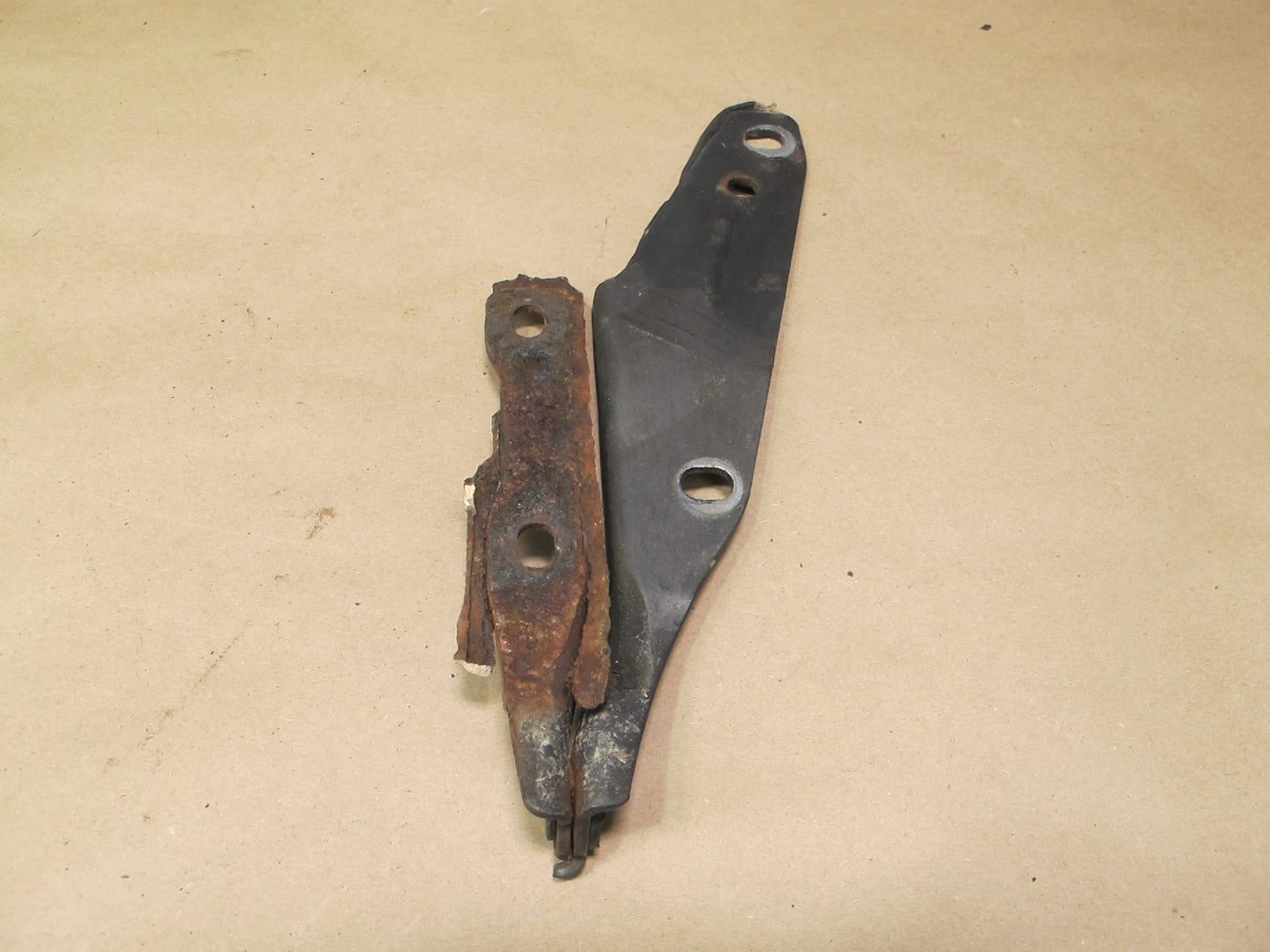 84-86 Nissan Z31 300ZX 2+0 NON Turbo Set of 2 Front Left Right Hood Hinge OEM