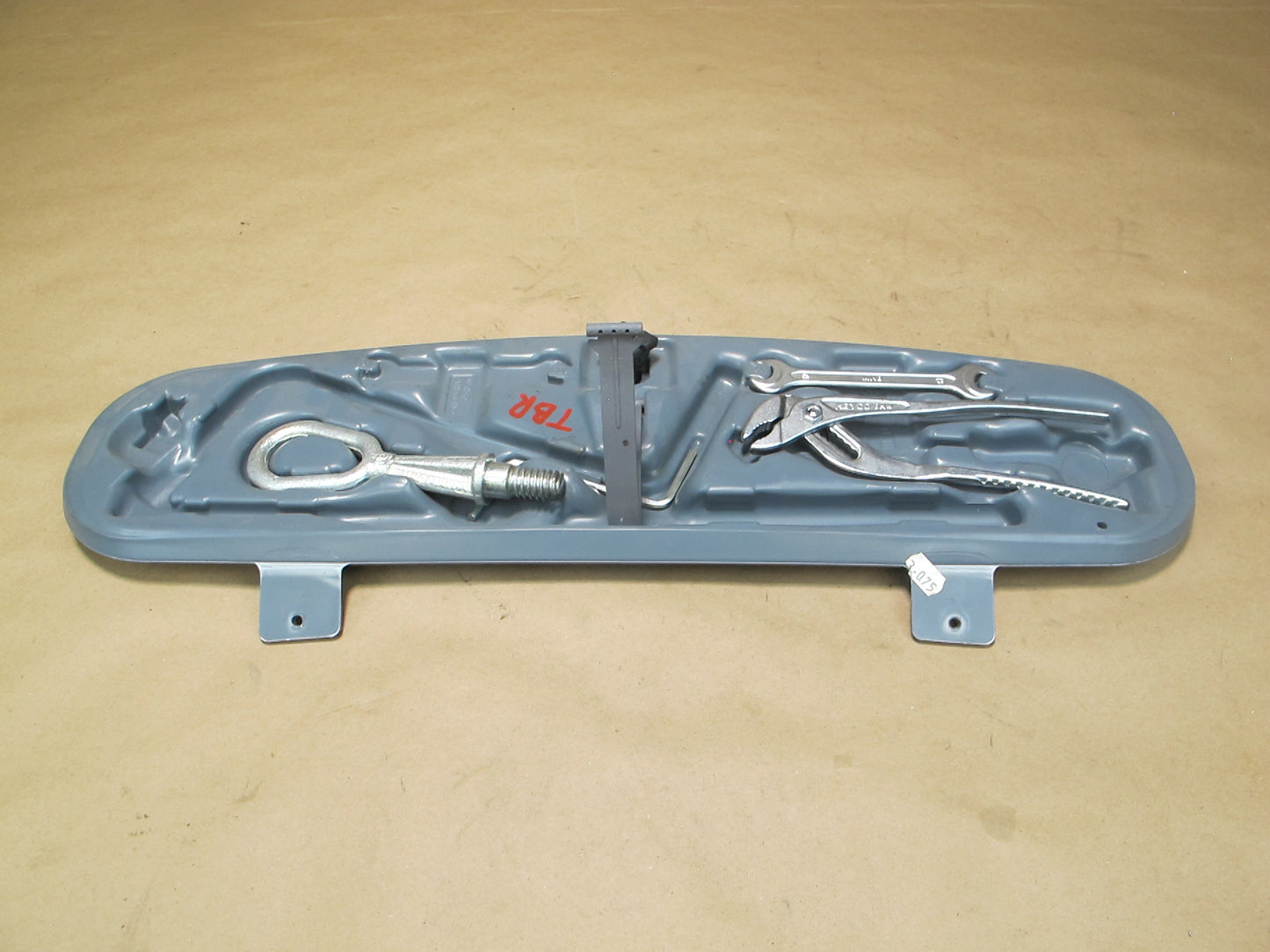 01-06 BMW E46 3-SERIES Coupe Spare Tire Tool KIT w Case 1094910 OEM