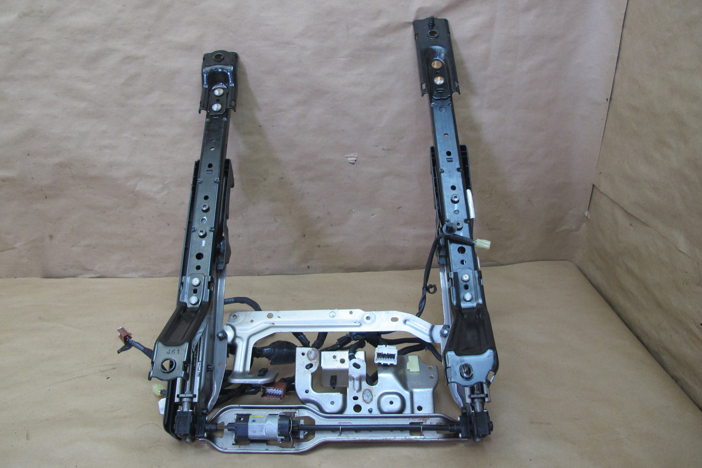 2013-2017 Infiniti JX35 QX60 Front Left Driver Side Seat Track Frame W/ Motor