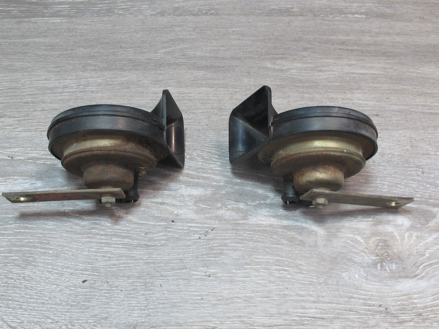 77-87 BMW E24 E23 E28 Set of 2 High Low Tone Note Pitch Horn Signal OEM