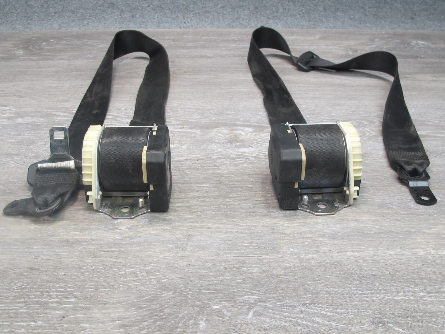 03-08 BMW E85 Z4 FRONT LEFT & RIGHT SIDE SEATBELT RETRACTOR SET OEM