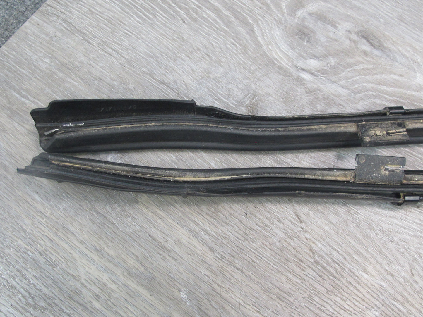 1999-2005 Porsche 911 996 Convertible Rear TOP Roof Weatherstrip Rubber Seal