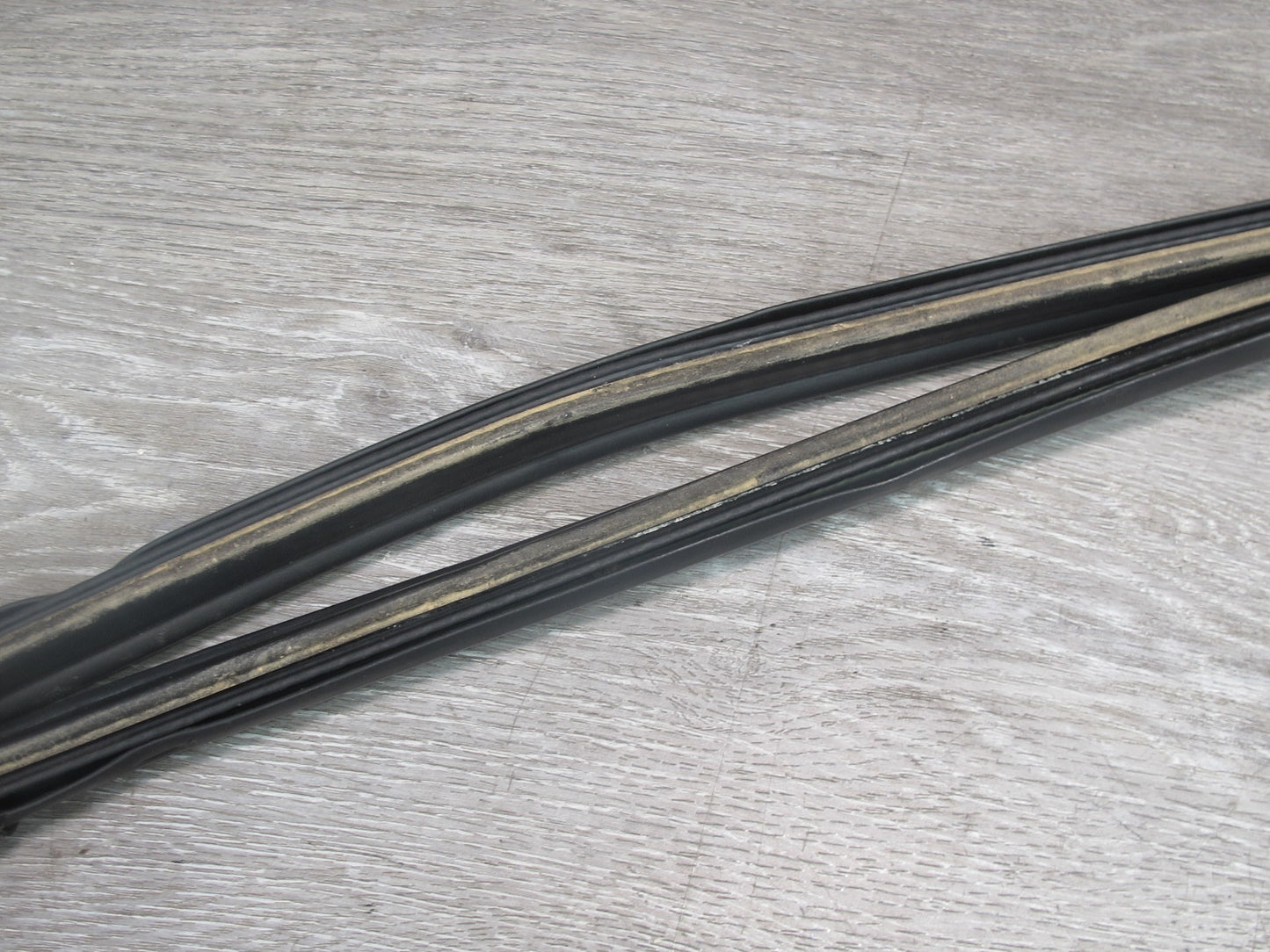 1999-2005 Porsche 911 996 Convertible Rear TOP Roof Weatherstrip Rubber Seal