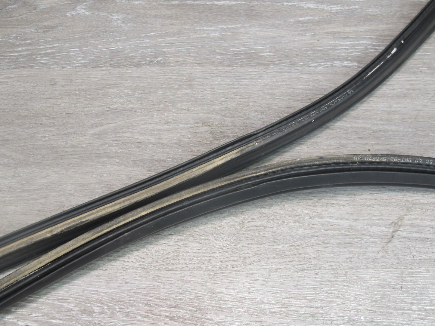 1999-2005 Porsche 911 996 Convertible Rear TOP Roof Weatherstrip Rubber Seal