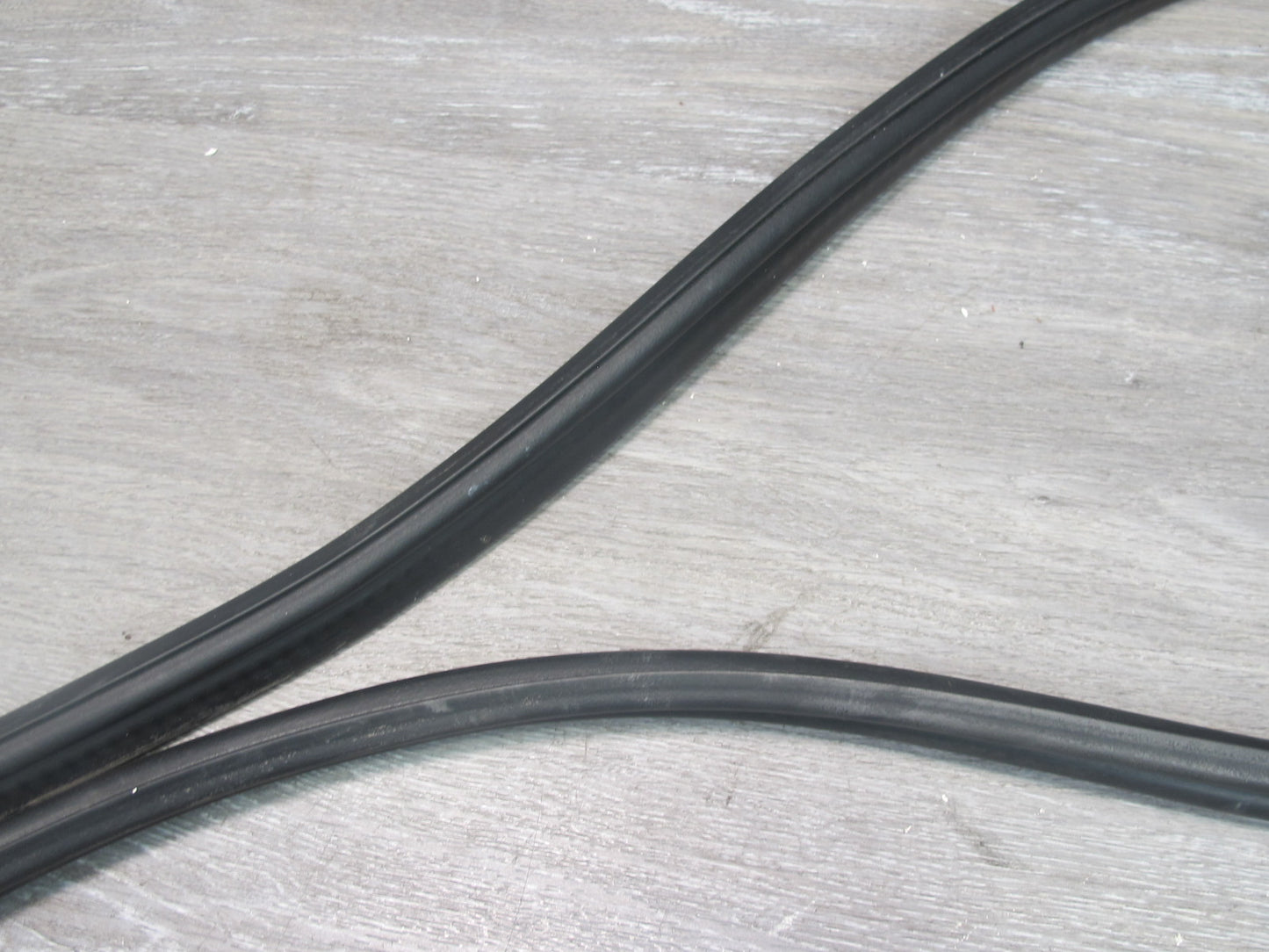 1999-2005 Porsche 911 996 Convertible Rear TOP Roof Weatherstrip Rubber Seal