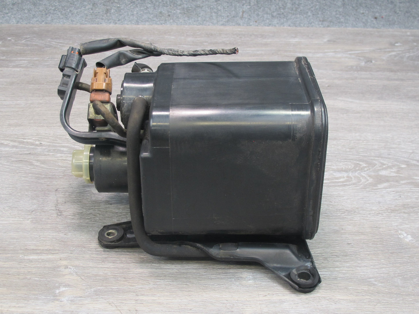 96-98 Lexus LS400 UCF20L Fuel Vapor Charcoal Canister 77740-50042 OEM